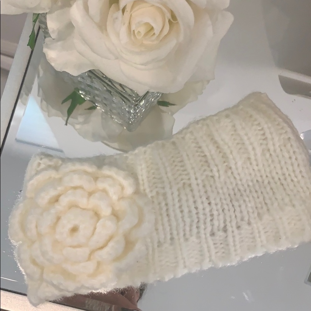 Knitted headband with flower